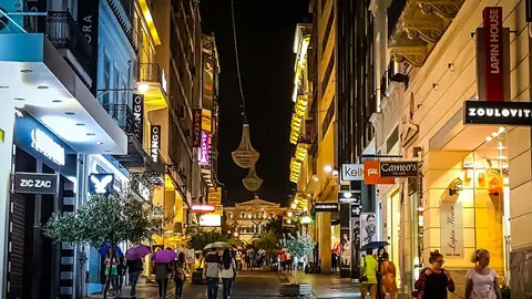 Ciudadanos atenienses paseando de noche