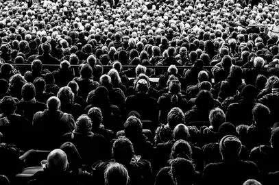 P&uacute;blico blanco y negro en cine. -Pexels