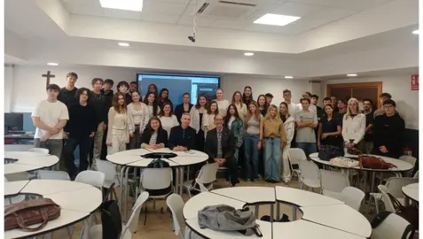 Los alumnos y profesores del Grado en Relaciones Internacionales en la presentaci&oacute;n