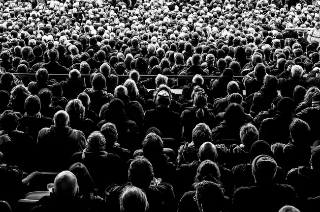 P&uacute;blico blanco y negro en cine. -Pexels