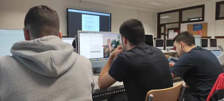 Alumnos de periodismo en clase. FOTO: &Aacute;lvaro Arribas Mart&iacute;nez.