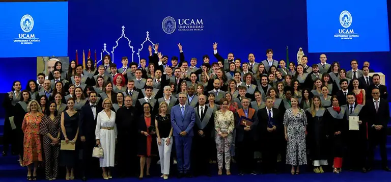 Los alumnos de la Facultad de Ciencias de la Comunicaci&oacute;n con sus profesores.