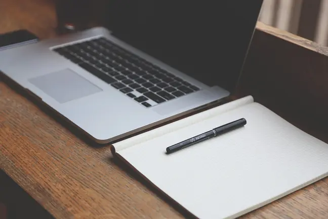 Cuaderno y bol&iacute;grafo. Foto: Pixabay