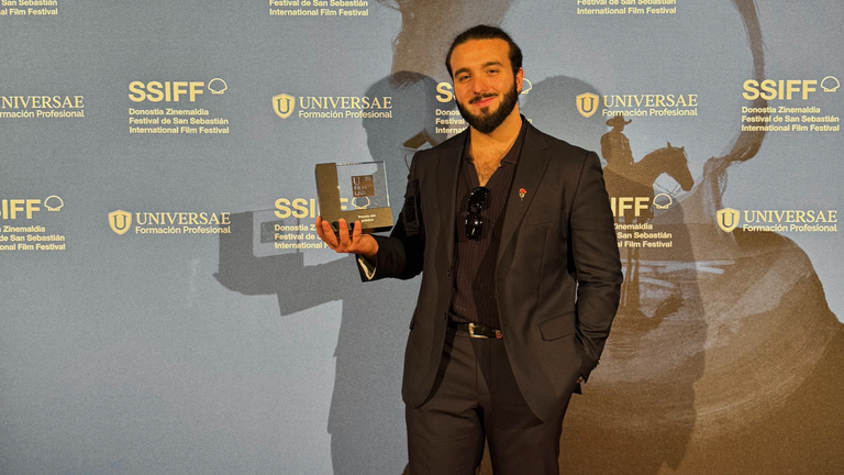 Barto Mu&ntilde;oz recibiendo un premio en San Sebasti&aacute;n