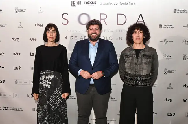 De izquierda a derecha: Eva Libertad, Fernando L&oacute;pez Miras y Nuria Mu&ntilde;oz, en el estreno de "Sorda" en Murcia