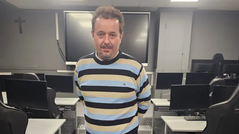 Miguel &Aacute;ngel Mart&iacute;nez posando en la sala VFX de la UCAM.
