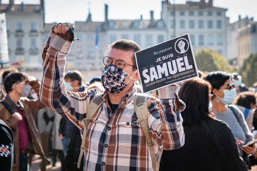 Hombre levantando cartel en honor a Samuel Paty durante protesta antiterrorista en Lyon, Francia. 18 de Octubre / Foto: Shutterstock