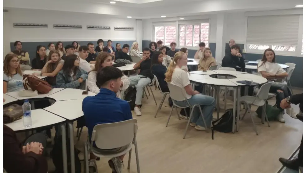 Los alumnos en la presentaci&oacute;n del grado