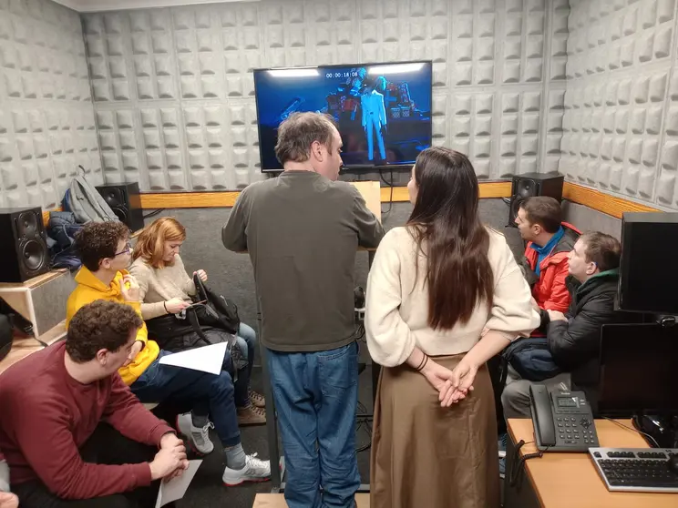 Violeta y los participantes del taller de doblaje con Talentismo.
