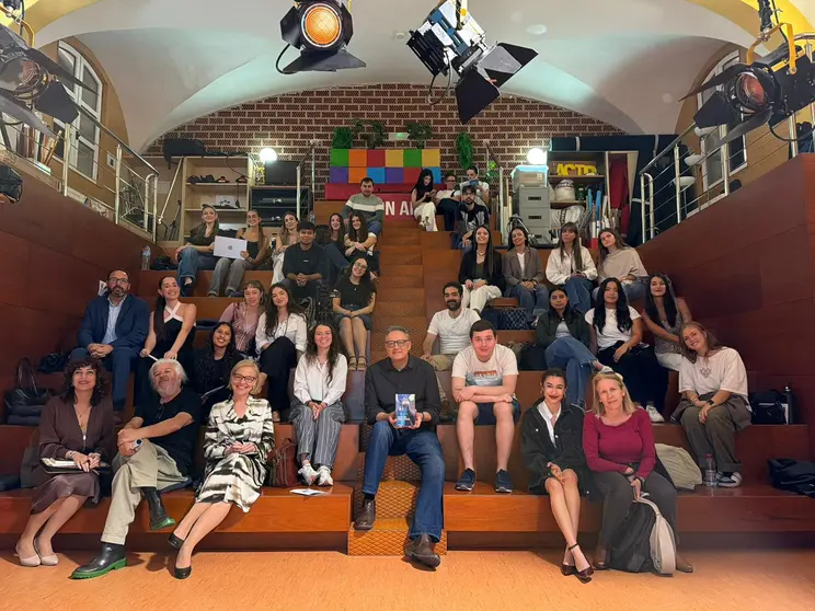 Luis Leante con los alumnos participantes en la XIII Muestra Transmedia