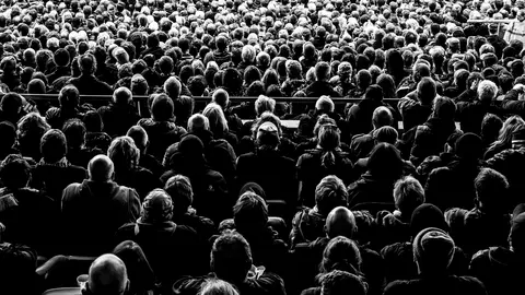 P&uacute;blico blanco y negro en cine. -Pexels