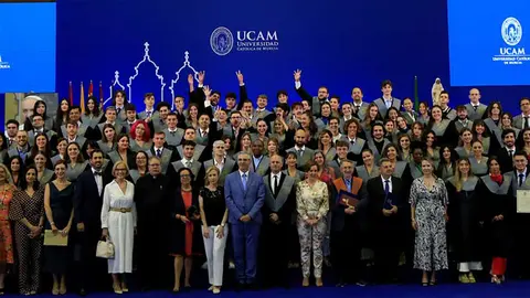 Los alumnos de la Facultad de Ciencias de la Comunicaci&oacute;n con sus profesores.