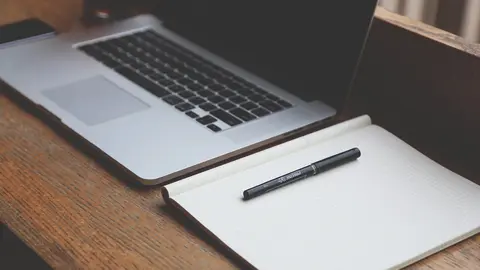 Cuaderno y bol&iacute;grafo. Foto: Pixabay