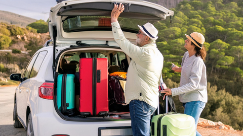 Una familia llena su maletero de maletas para emprender un viaje. IA. Adobe Firefly
