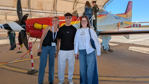 Alumnos de la facultad junto al Pilatus PC-21