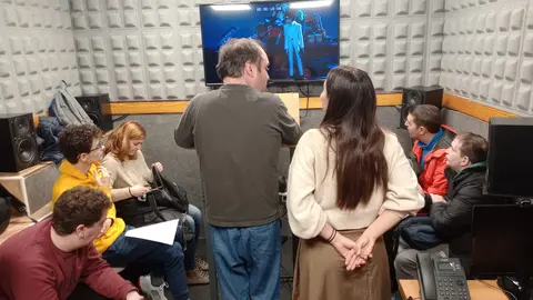 Violeta y los participantes del taller de doblaje con Talentismo.