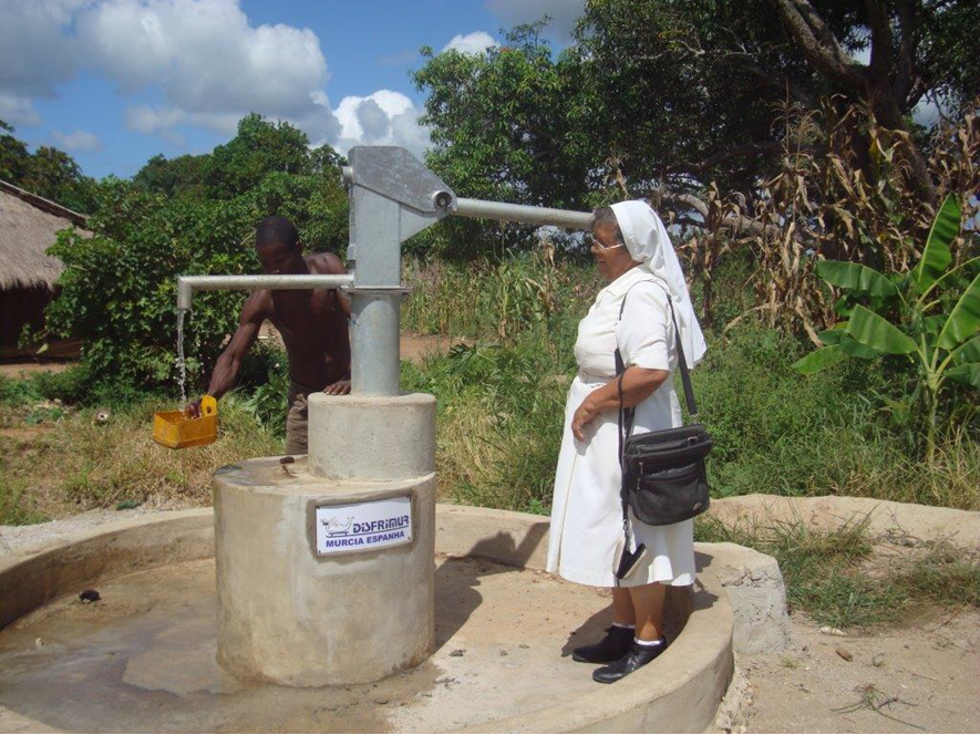 Hermana Franciscana en la construcción de un pozo en Mozambique