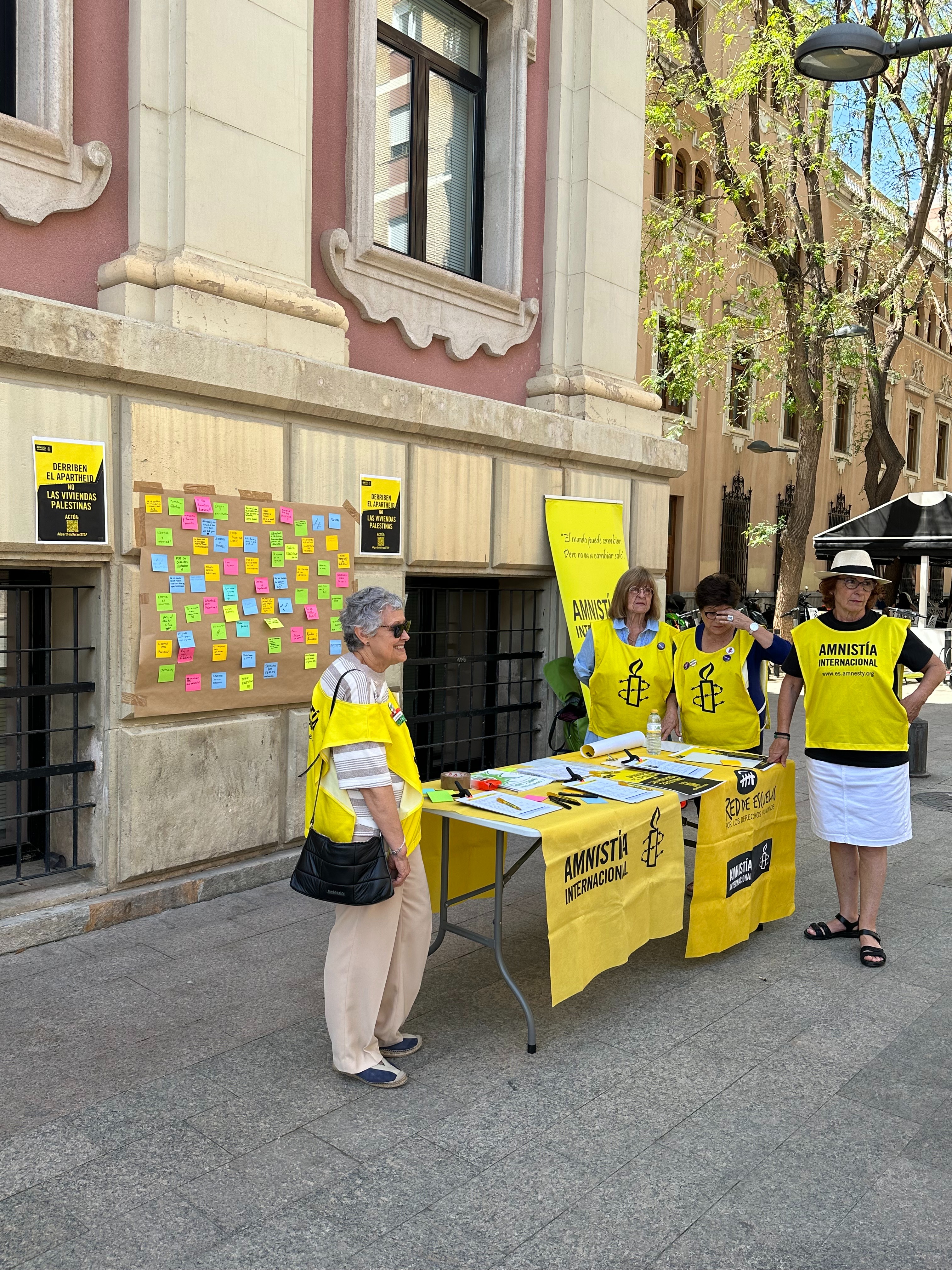 Activistas de Amnistía Internacional en Murcia