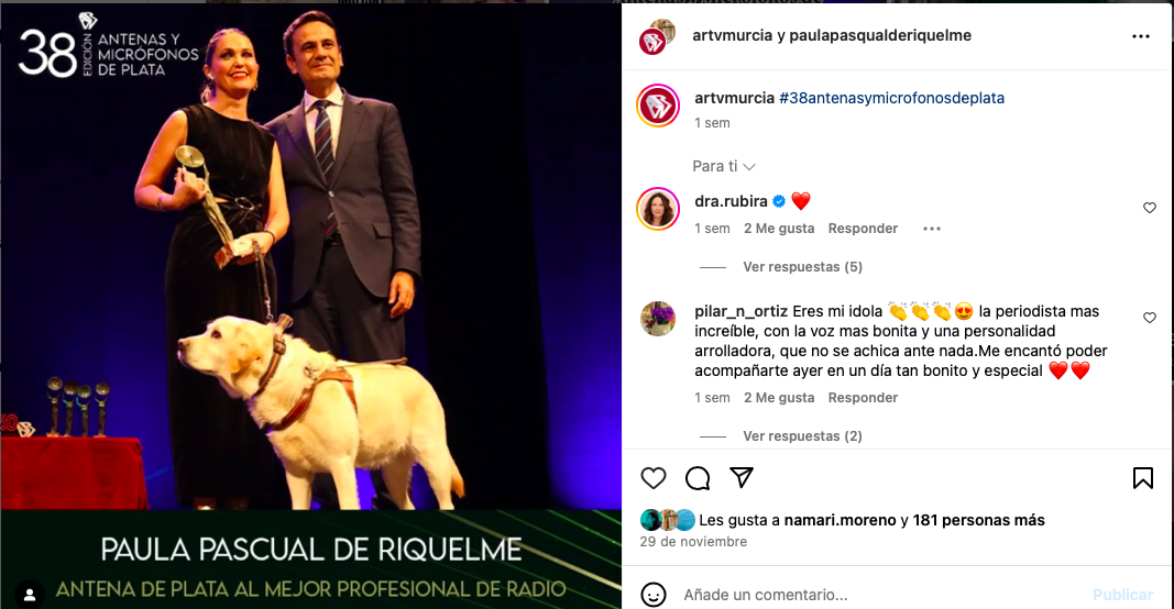 Paula recibiendo la Antena de Plata 2024 a la mejor profesional de radio