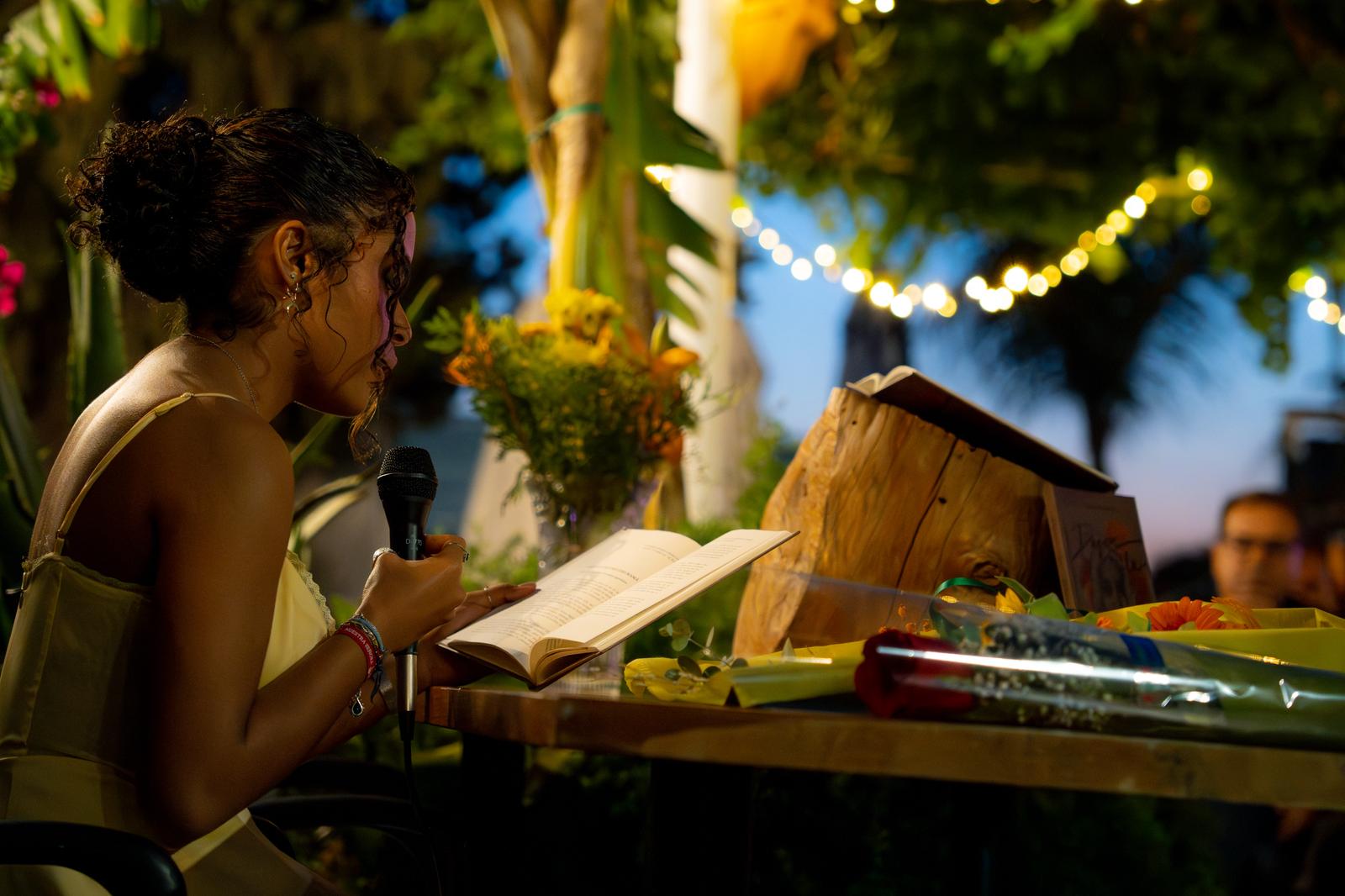 La autora recitando un poema de su libro el día de la presentación/Fuente: María Trajano