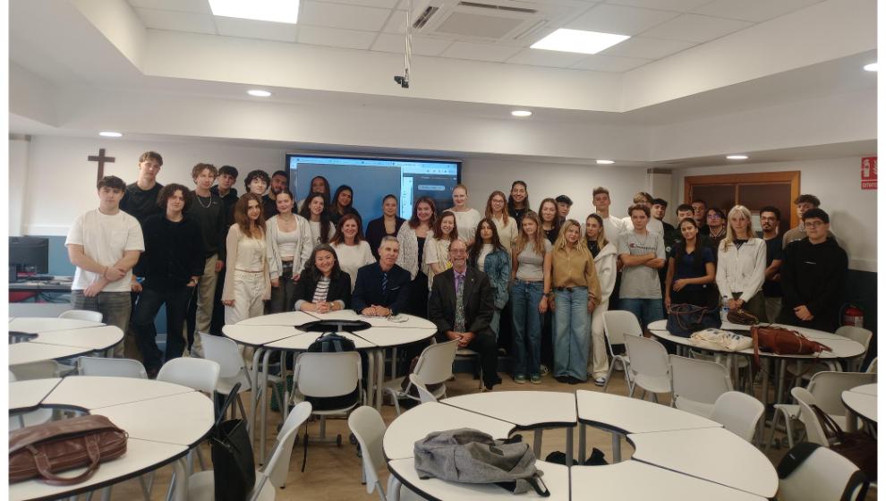 Los alumnos y profesores del Grado en Relaciones Internacionales en la presentación