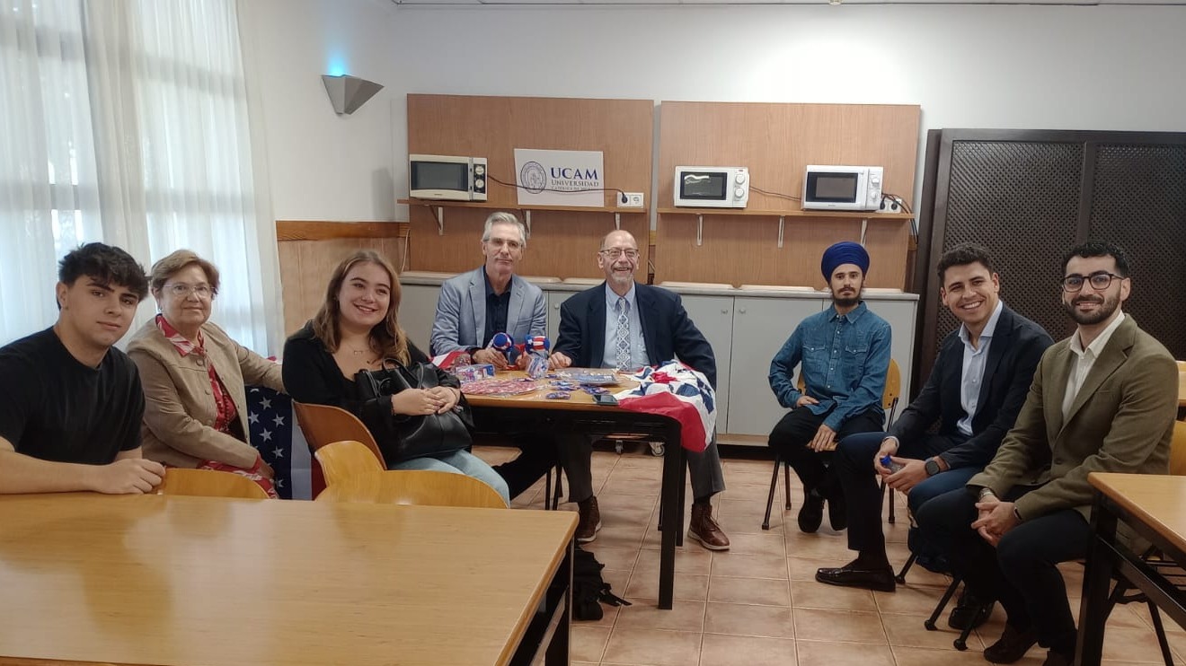 Donald (en el centro) con sus alumnos y el rectorado en sus charlas matutinas de los viernes: "TALKING TRUMP"