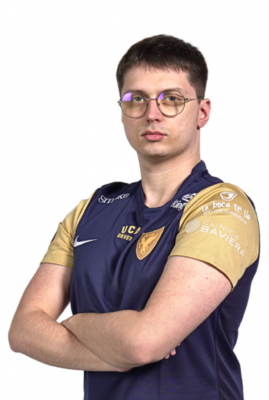 Escik, Midlaner del equipo, con la equipación del UCAM eSports
