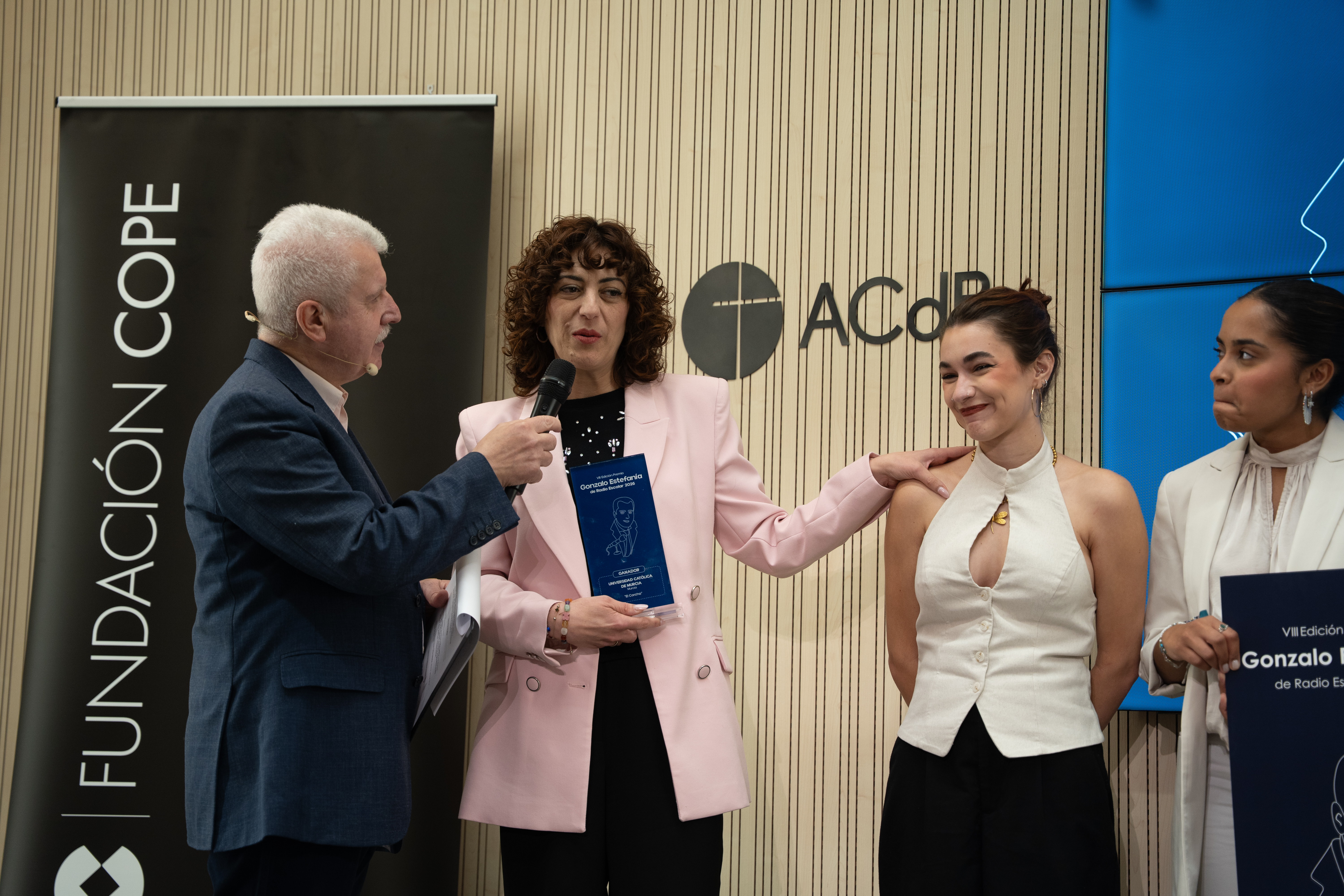 Isabel García, una de las profesoras coordinadoras de Iradio, recoge el galardón